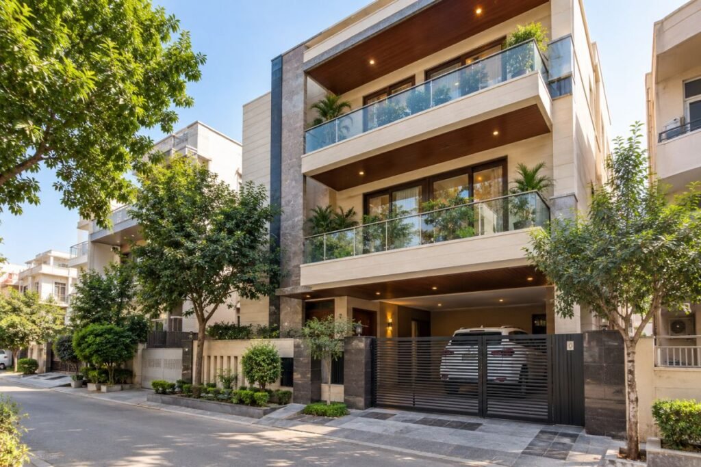 Independent builder floors in DLF Phase 2 Gurgaon with balconies and dedicated entrance